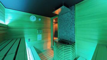 Una sauna con bancos de madera y pared de azulejos.