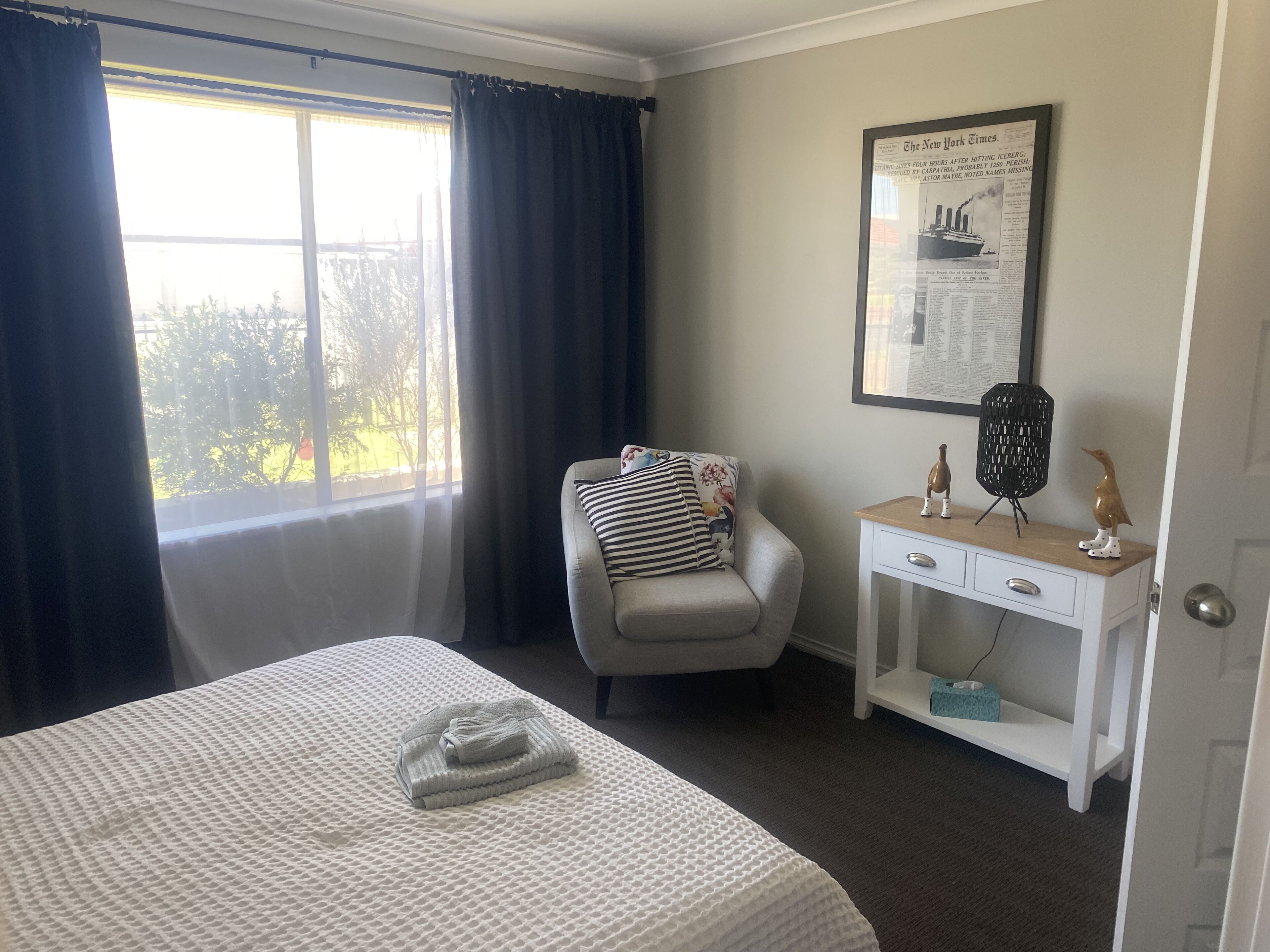 1 dormitorio, tabla de planchar con plancha, wifi y ropa de cama