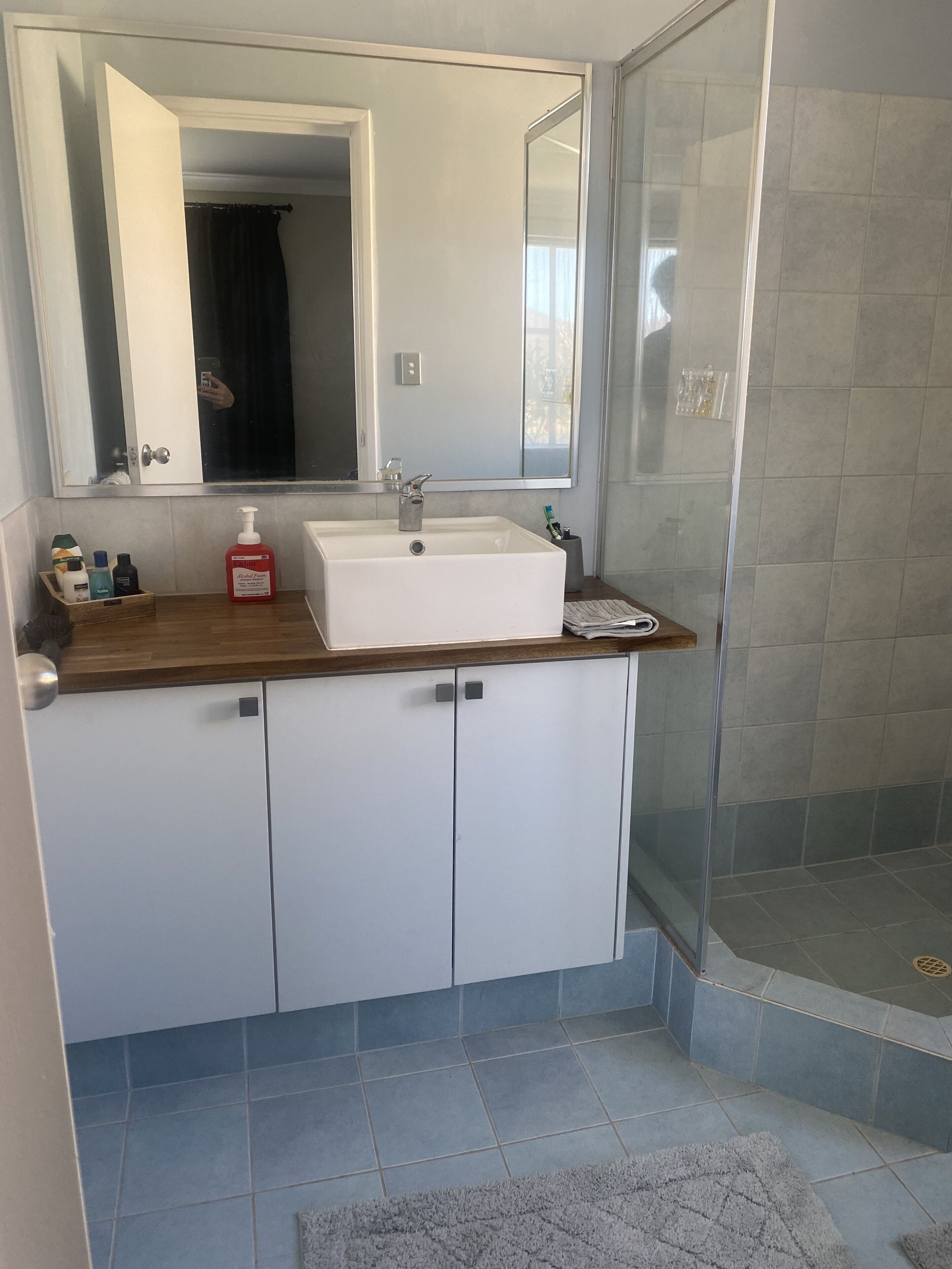 Ducha, secador de pelo, toallas y jabón