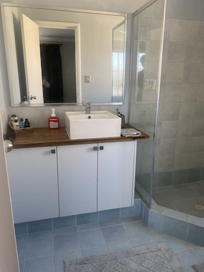 Dusj, hårføner, håndklær og såpe