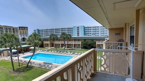 Un hotel con piscina, asientos al aire libre y vistas a otros edificios de hotel.