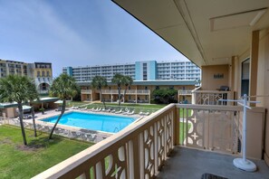 Property grounds - Snowbird Rates |Renovated Top Floor Condo w/Elevator |Pool |King Bed |Queen Murphy |Steps to Beaches (Fort Walton Beach)