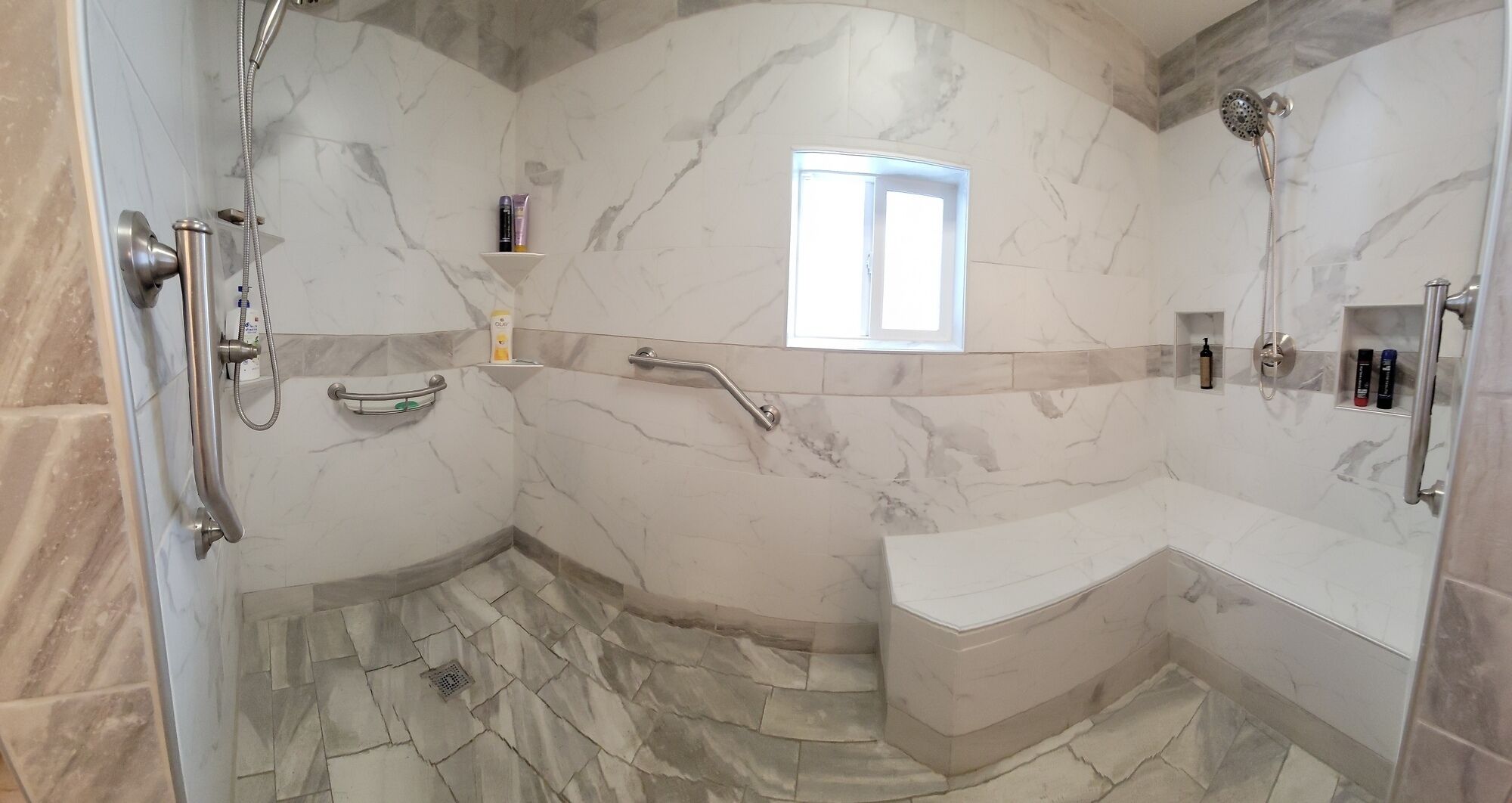 Combined shower/tub, jetted tub, hair dryer, towels