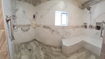 Combined shower/tub, jetted tub, hair dryer, towels