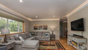 Living area - Spacious Home on a Rushing Glacier Fed Creek (Seward)