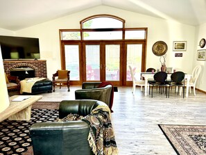 Smart-TV, Kamin, Tischfußball, Bücher