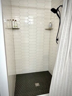 Douche, sèche-cheveux, serviettes fournies, savon