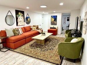 Smart-TV, Kamin, Tischfußball, Bücher