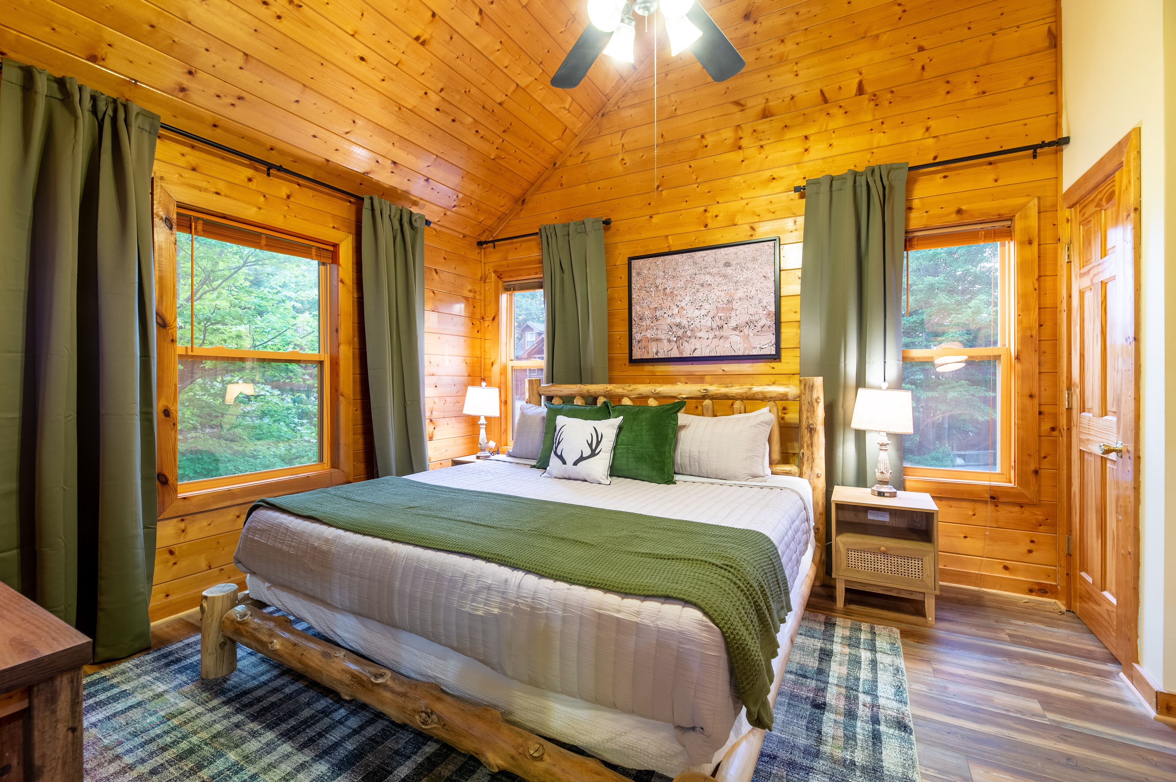 Beautiful Fall colors! Stunning views! Quiet, King beds, Hot Tub, Arcades