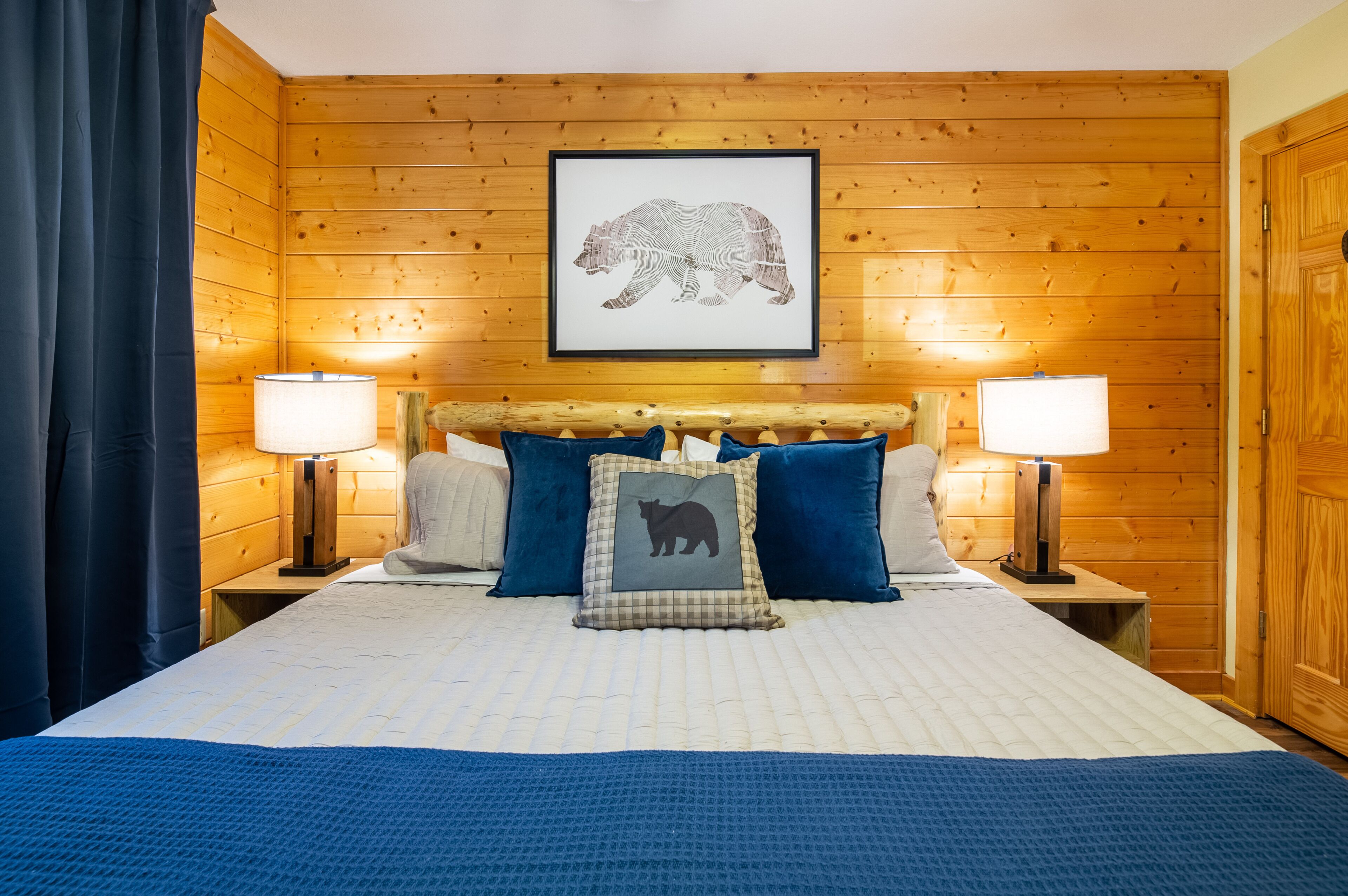 Beautiful Fall colors! Stunning views! Quiet, King beds, Hot Tub, Arcades