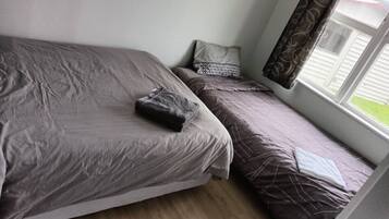 3 slaapkamers, een strijkplank/strijkijzer, gratis wifi, beddengoed