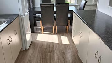 Een koelkast, een magnetron, een oven, een kookplaat