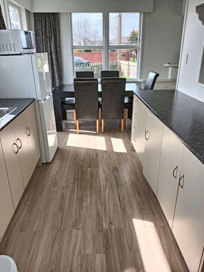 ثلاجة، ميكروويف، فرن، موقد طهي مسطح