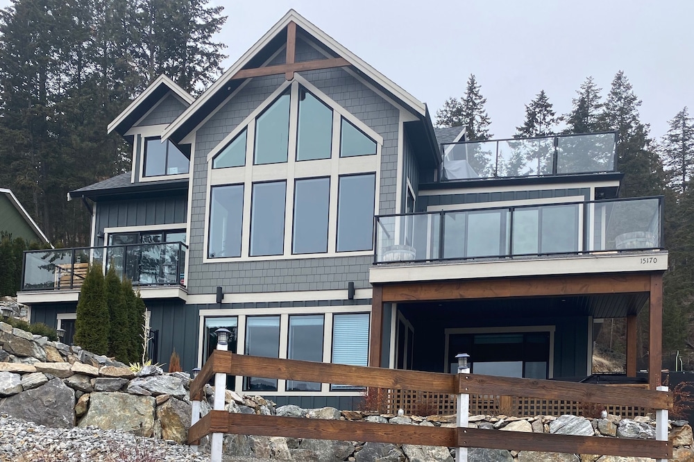 Lakeview Getaway with a Hot Tub
