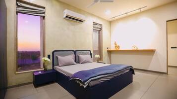 3 bedrooms, in-room safe, iron/ironing board, free WiFi