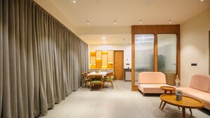 Un salon moderne comprenant un coin repas, un canapé et une petite table.