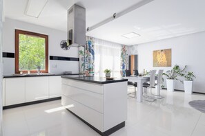 Mikrowelle, Ofen, Geschirrspüler, Wasserkocher mit Kaffee-/Teezubehör