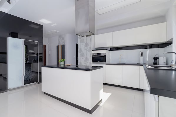 Microwave, oven, dishwasher, coffee/tea maker