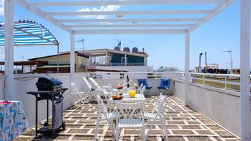 House, 3 Bedrooms, Smoking, Balcony | Outdoor dining