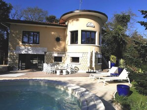 Een buitenzwembad en een verwarmd zwembad