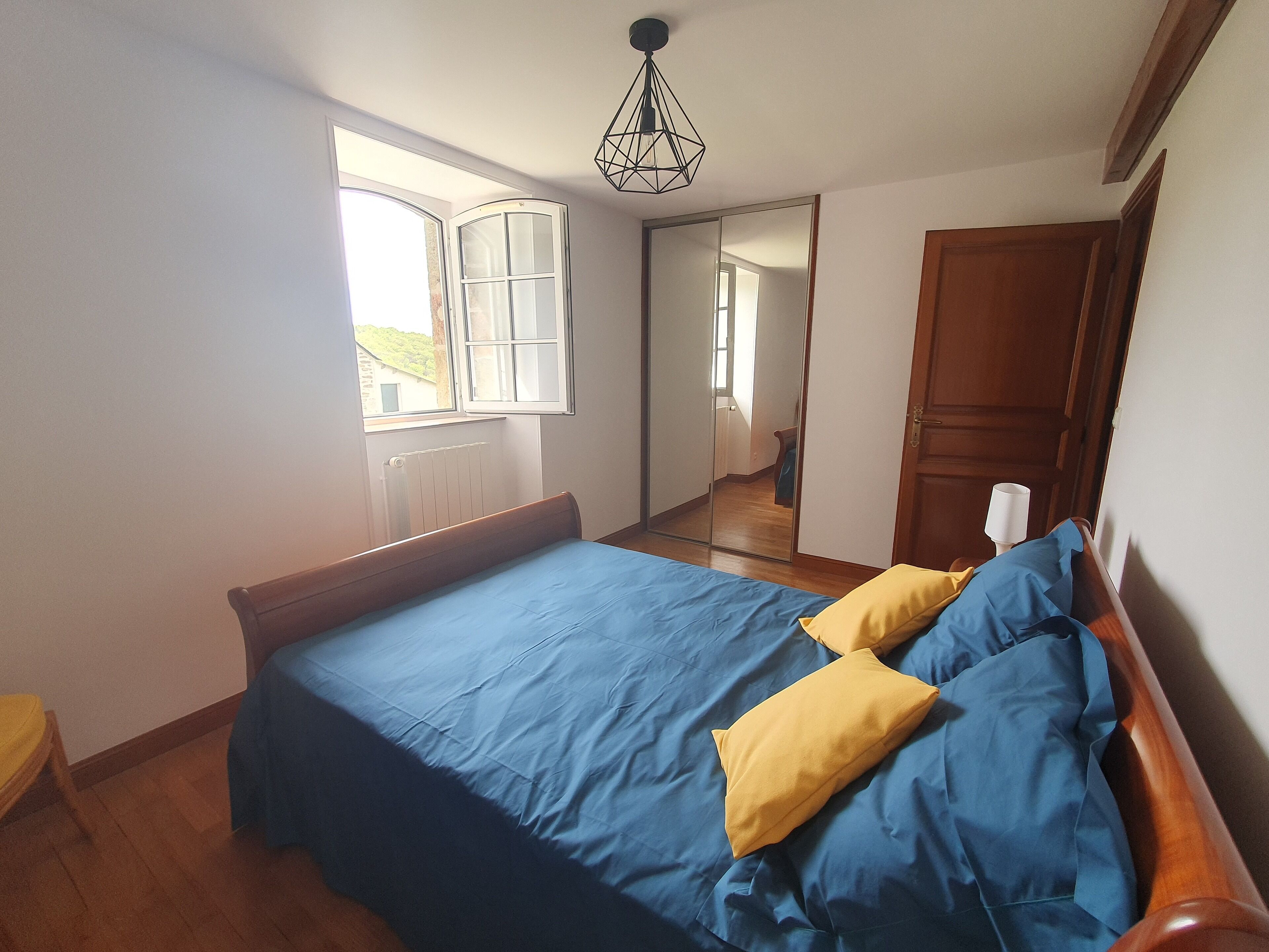 3 dormitorios, tabla de planchar con plancha, cuna de viaje