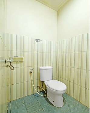 Kamar Standar | Kamar mandi | Shower dan handuk