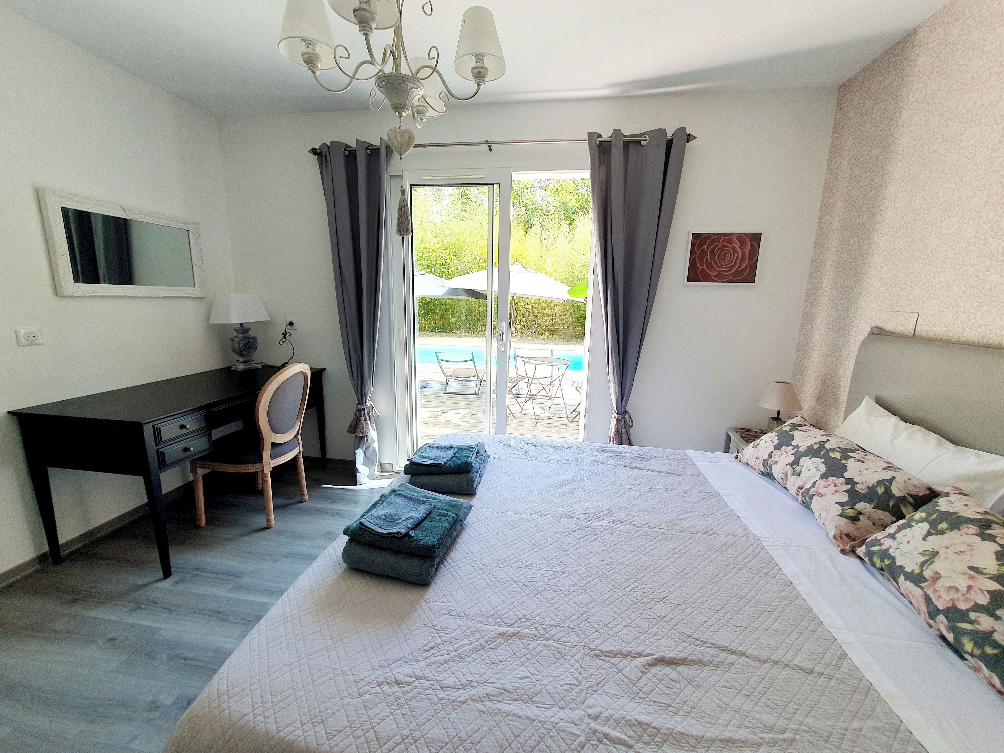 4 slaapkamers, een bureau, een strijkplank/strijkijzer, reisbedje