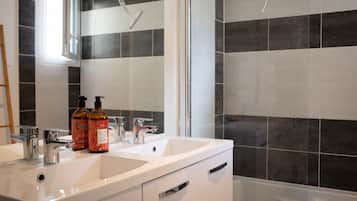 Douche, sèche-cheveux, serviettes fournies, savon