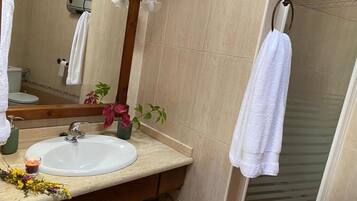 Een haardroger, een bidet, handdoeken, zeep