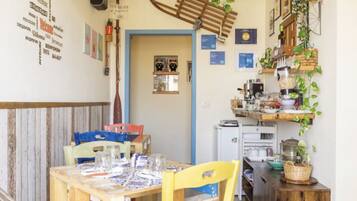 Café da manhã com buffet grátis todos os dias
