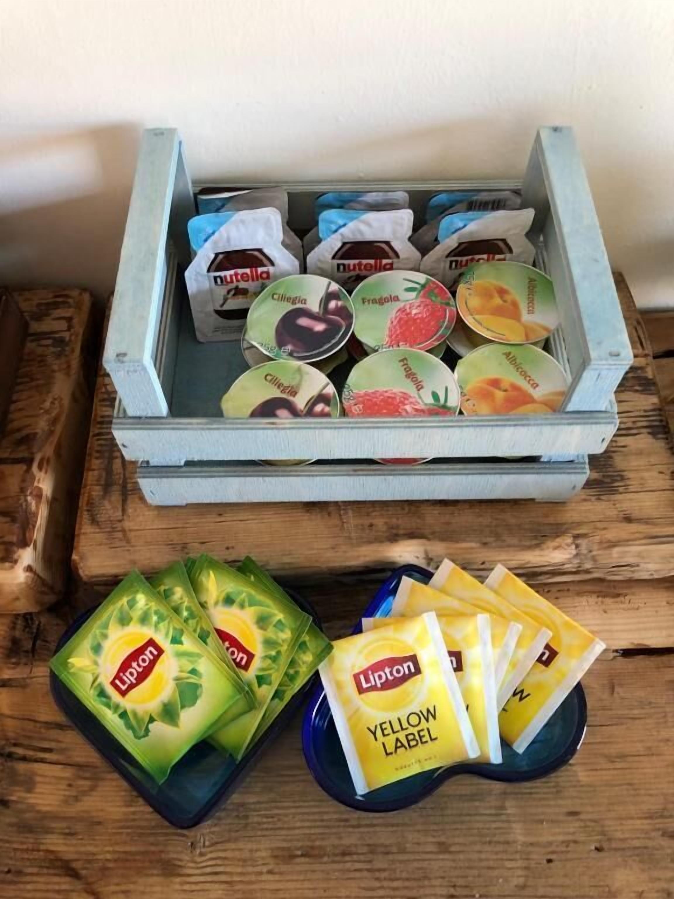 A crate with Nutella jars and Lipton tea bags.