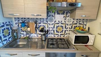 Refrigerador con congelador, microondas, horno y parrilla de estufa