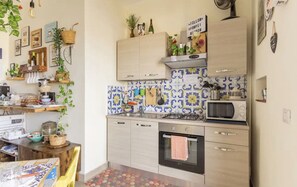 Frigorífico grande, microondas en la zona común, horno y placa de cocina