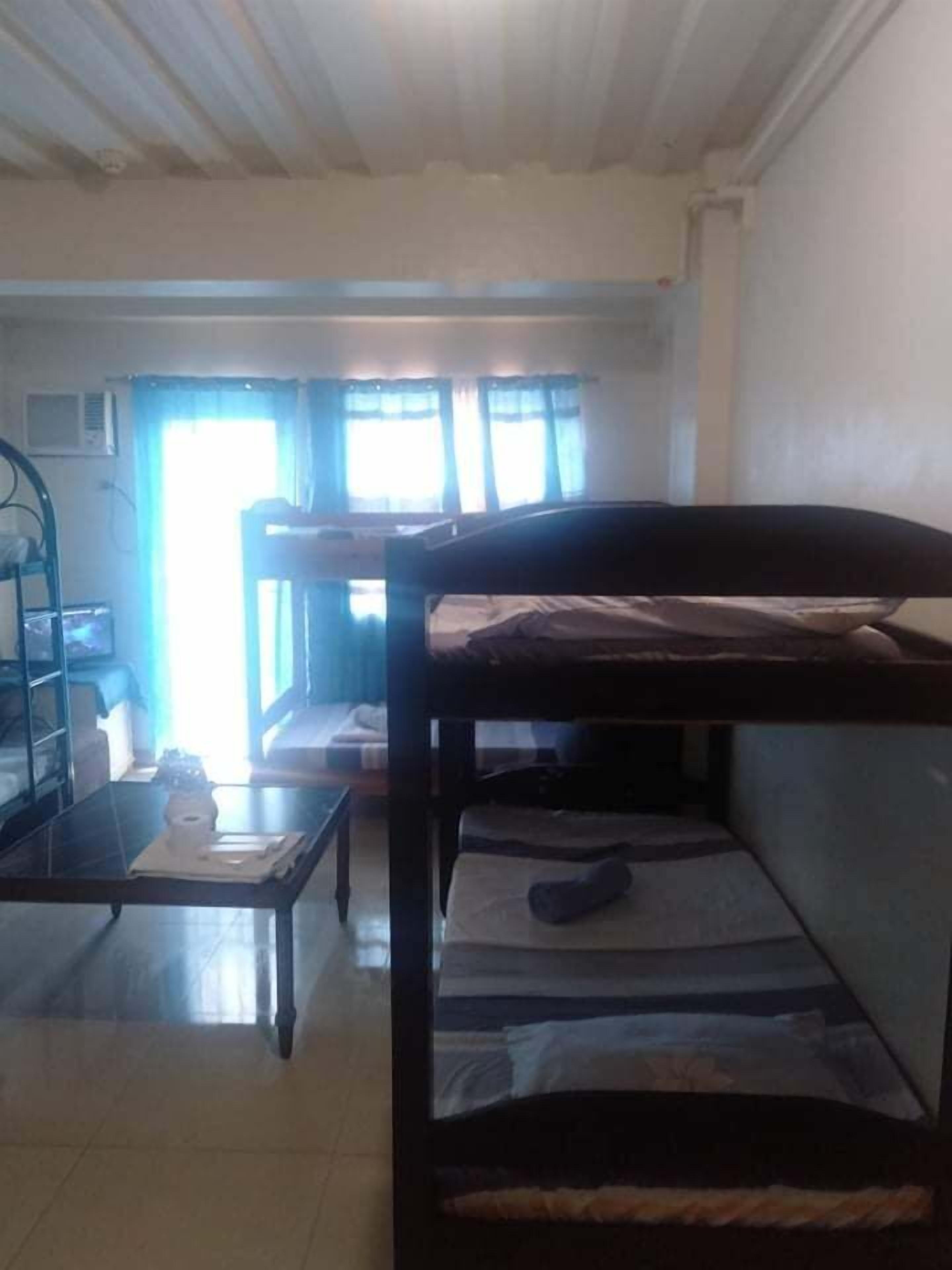 Un dormitorio con literas, un escritorio y una silla.