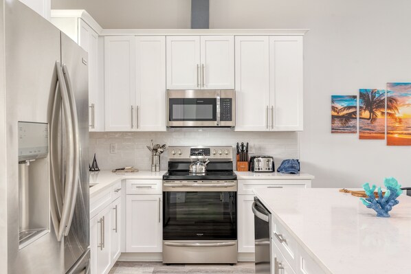 冰箱、微波炉、烤箱、炉灶