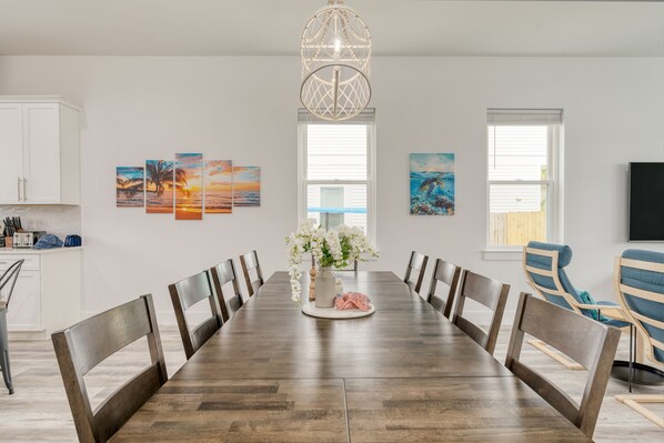 Dining - Flipper by AvantStay | 18-Person Retreat w/ Pool (Destin)