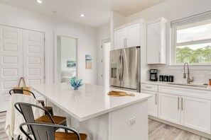 Fridge, microwave, oven, stovetop - Flipper by AvantStay | 18-Person Retreat w/ Pool (Destin)