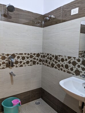 Een douche, badjassen, pantoffels, handdoeken