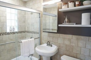 Combined shower/bathtub, free toiletries, hair dryer