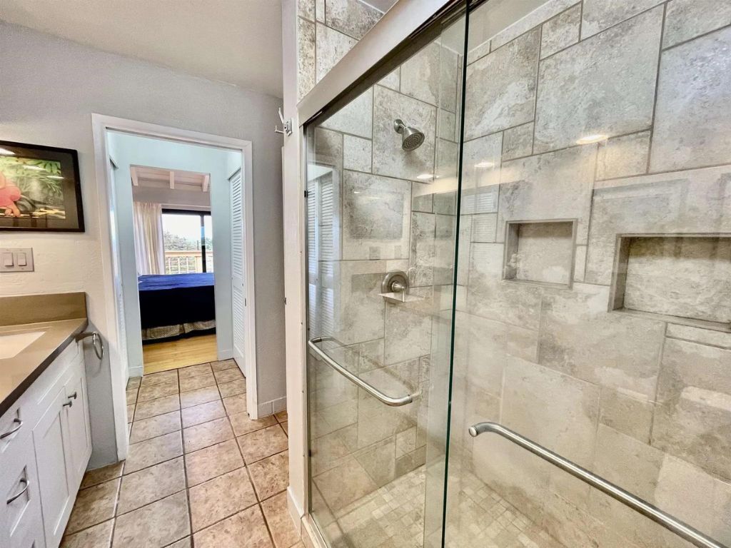 Regadera, secadora de cabello, toallas, jabón 