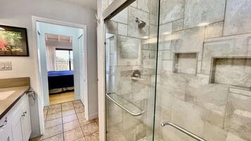 Regadera, secadora de cabello, toallas, jabón