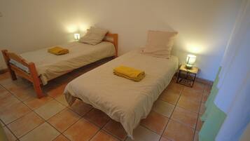 5 bedrooms, iron/ironing board, free WiFi, bed sheets