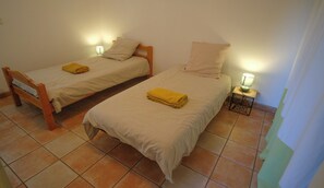 5 habitaciones, tabla de planchar con plancha y wifi gratis 