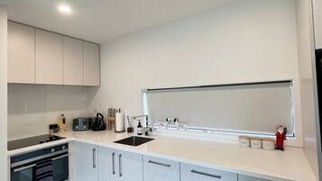 Refrigerador, microondas, horno, placa de cocina