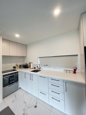 Refrigerador, microondas, horno, placa de cocina