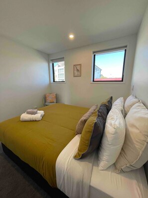 2 bedrooms, desk, iron/ironing board, WiFi