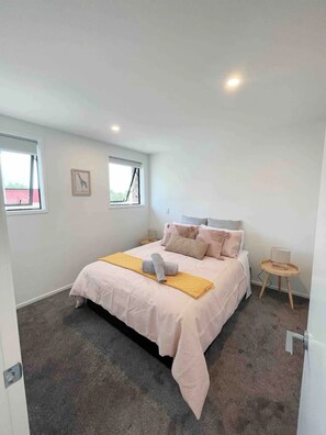 2 bedrooms, desk, iron/ironing board, WiFi