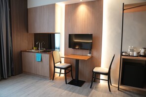 Deluxe Room, 1 Twin Bed | Private kitchen | Electric kettle