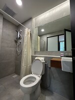 Artículos de higiene personal gratuitos, secador de pelo y zapatillas