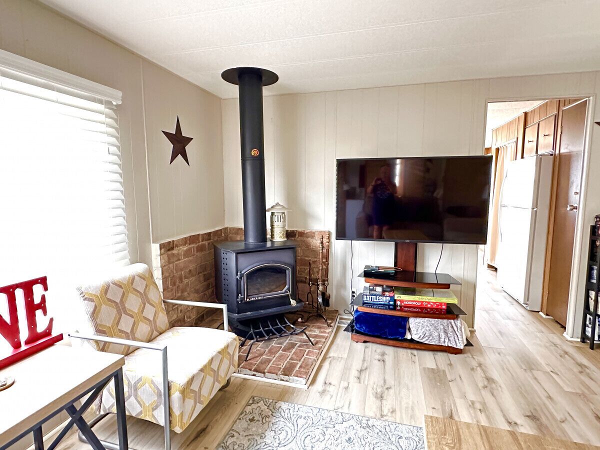 2 bed & 1 bath home 5 miles from THE GORGE